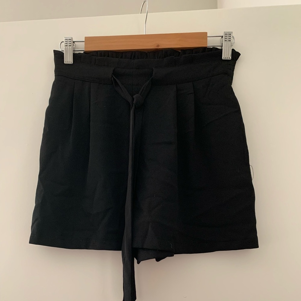 Blacked pleated shorts with fabric belt